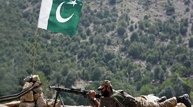 pakistani-rangers-taunt-indian-soldiers-on-boder 2