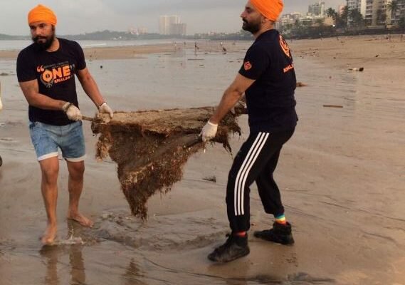 Randeep Hooda collaborates with an NGO to clean up the Mumbai beach