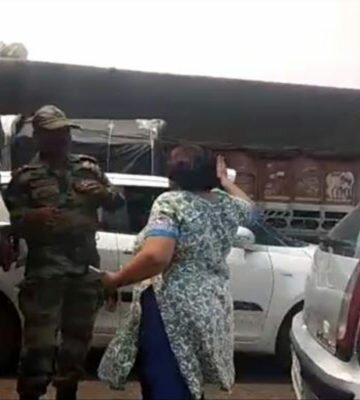 बीच सड़क पर महिला ने सेना के जवान पर की थप्पड़ों की बारिश, वीडियो वायरल
