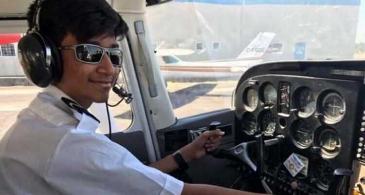 सबसे कम उम्र का पायलट है ये भारतीय, सिर्फ 25 घंटे की ट्रेनिंग के बाद भरी उड़ान