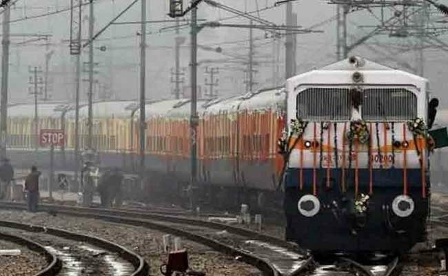 रिफंड से लेकर स्टेशन बदलने तक, रेलवे ने दिए हैं यात्रियों को ये 7 अधिकार