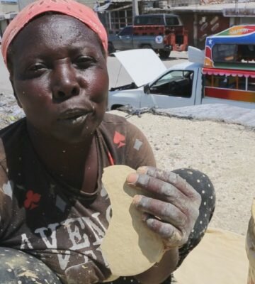 ऐसा देश, जहां भूख मिटाने के लिए लोगों को खाने पड़ते हैं “मिट्टी के बिस्किट”